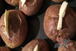 Příprava receptu Pečené brambory plněné brynzou a máslem, krok 1