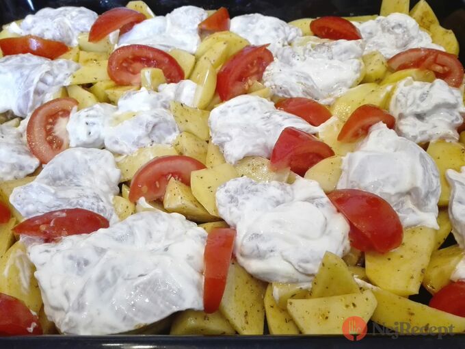 Recept Kuře pečené s bramborami, rajčaty se smetanovou omáčkou