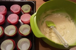 Příprava receptu Muffiny plněné džemem a zdobené vanilkovou šlehačkou, krok 6