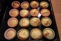 Příprava receptu Muffiny plněné džemem a zdobené vanilkovou šlehačkou, krok 9
