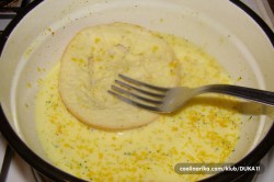 Příprava receptu Vajíčka v housce se šunkou a zakysanou smetanou, krok 1