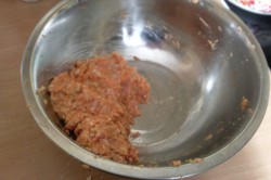 Příprava receptu Mrkvové karbanátky s bramborovou kaší a salátem, krok 1