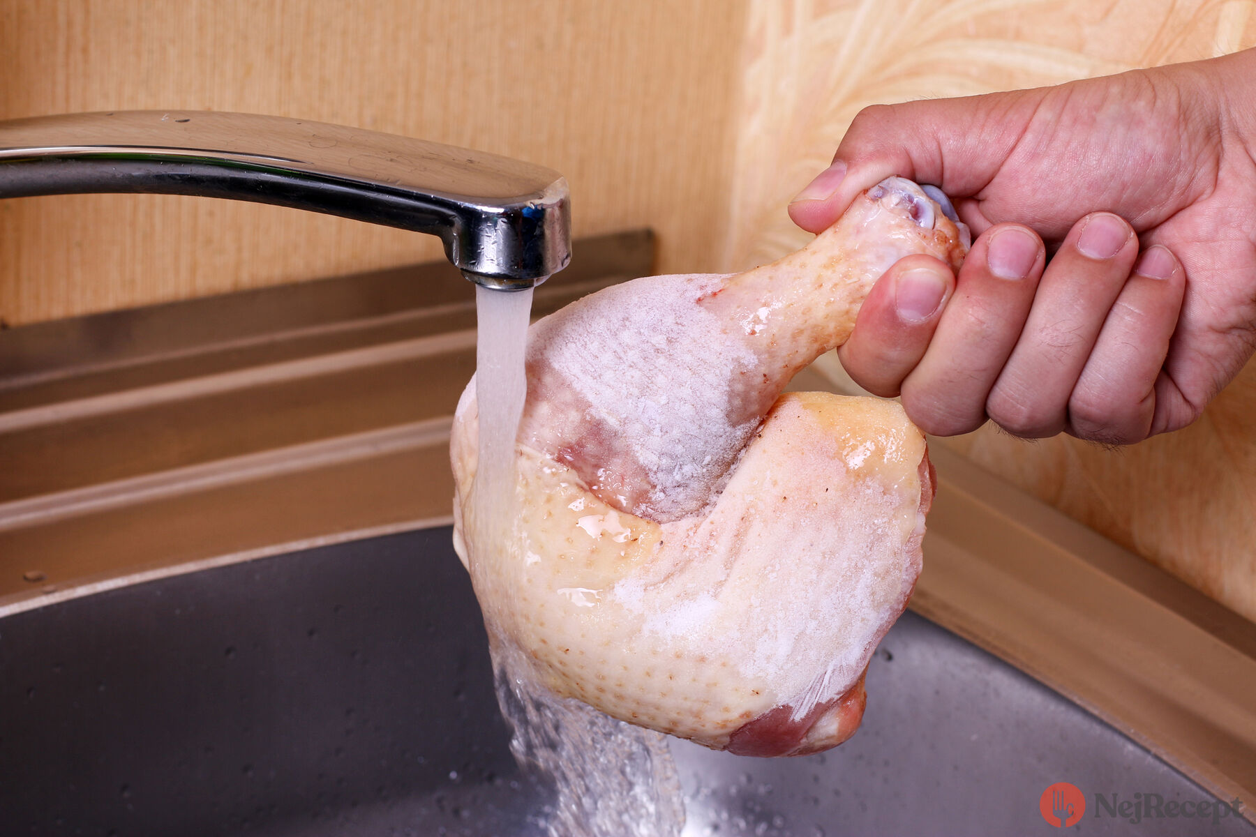 Можно размораживать мясо в воде. Размораживание курицы. Размораживание продуктов.