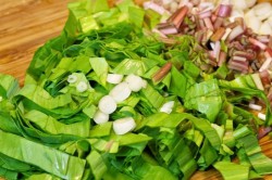 Příprava receptu Lehký salát z medvědího česneku s vajíčkem, krok 4