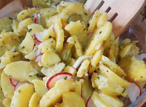 Recept Německé brambory s ředkvičkou: zapomeňte na těžký salát s majonézou