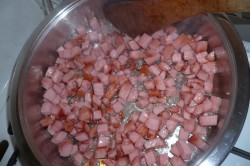 Příprava receptu Bramborové knedlíky se salámem a vejci, krok 1