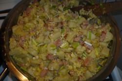 Příprava receptu Bramborové knedlíky se salámem a vejci, krok 4