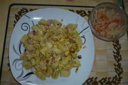 Příprava receptu Bramborové knedlíky se salámem a vejci, krok 6