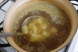 Příprava receptu Česneková polévka s chlebovými krutony, krok 3
