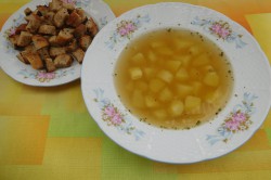 Příprava receptu Česneková polévka s chlebovými krutony, krok 5