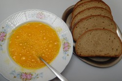 Příprava receptu Chleba ve vajíčku se salátem, krok 1
