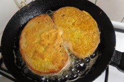 Příprava receptu Chleba ve vajíčku se salátem, krok 3