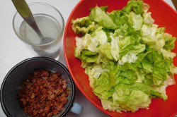 Příprava receptu Hlávkový salát se zálivkou a špekem, krok 4