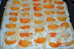 Příprava receptu Kynutý koláč s tvarohem, meruňkami a drobenkou, krok 7