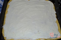 Příprava receptu Kynutý koláč s tvarohem, meruňkami a drobenkou, krok 5