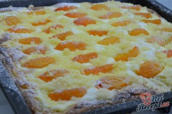 Příprava receptu Kynutý koláč s tvarohem, meruňkami a drobenkou, krok 8
