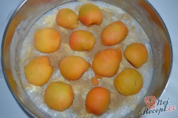 Příprava receptu Obrácený špaldový koláč s meruňkami a vaječným likérem, krok 4