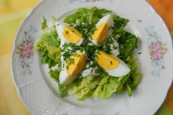 Příprava receptu Hlávkový salát s vařenými vejci, krok 4