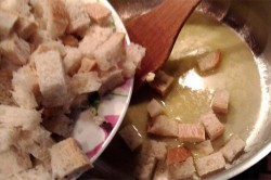 Příprava receptu Selská chlebová polévka, krok 2