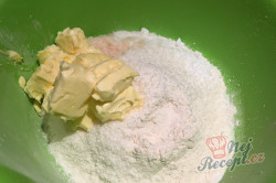 Příprava receptu Kokosové vanilkové rohlíčky. Jsou takové fantastické a snadné, že je budete připravovat i v létě., krok 2