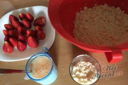 Příprava receptu Hrníčková rychlovka s jahodami, krok 3