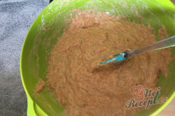 Příprava receptu Hrnkový špaldový koláček s mrkví a jogurtovou polevou, krok 5