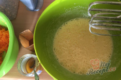 Příprava receptu Hrnkový špaldový koláček s mrkví a jogurtovou polevou, krok 2