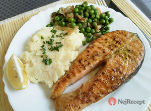 Recept Připravte si lososa na másle s bramborovo-zelerovým pyré a hráškem. Zdravý oběd pro celou rodinu.