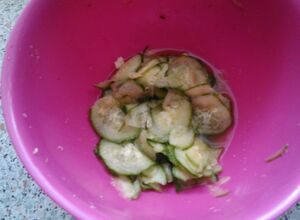 Recept Okurkový salát s česnekem